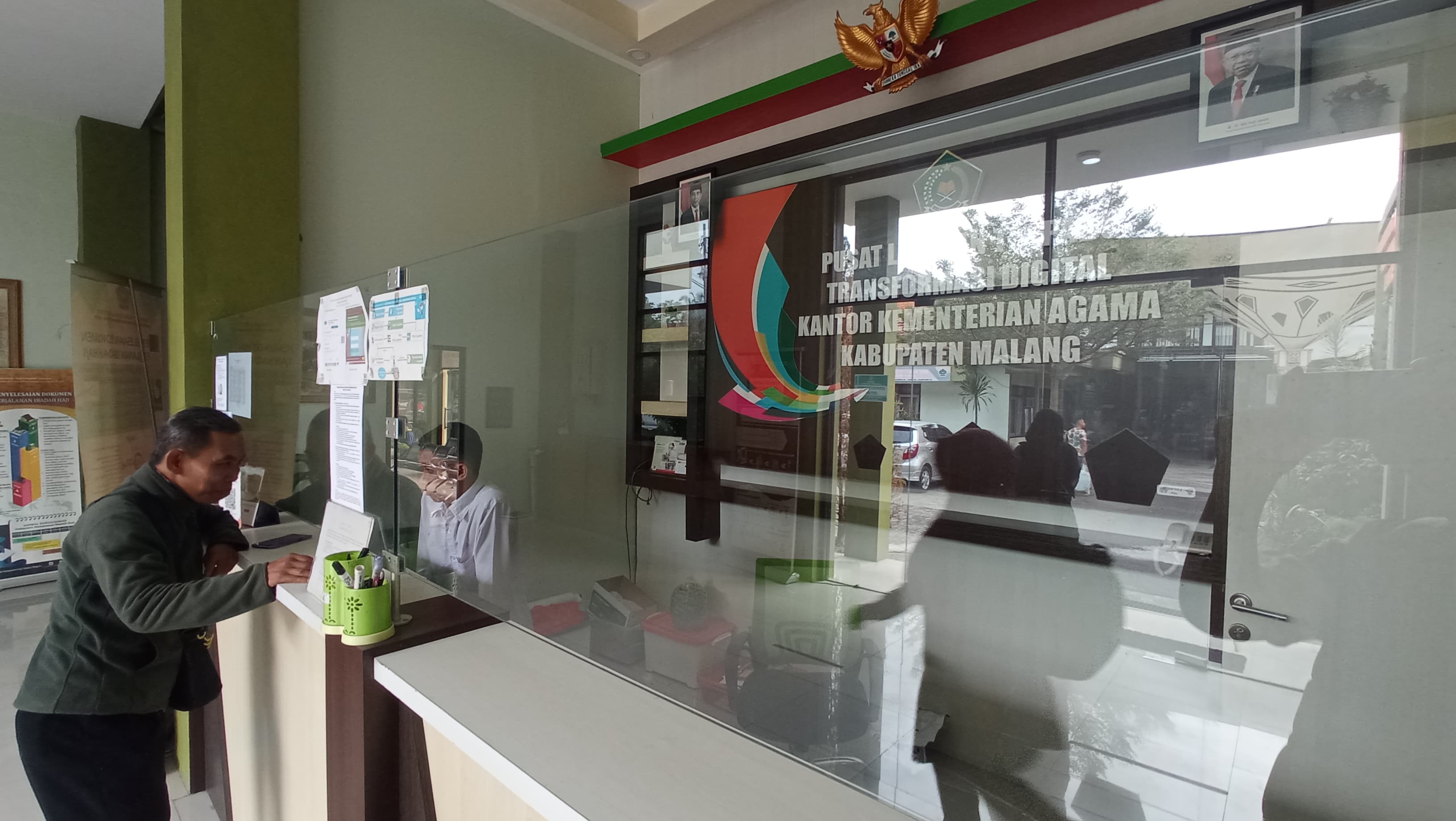ANTREAN LAMA: Seorang warga mendaftar haji di kantor Kemenag Kabupaten Malang kemarin (1/7).