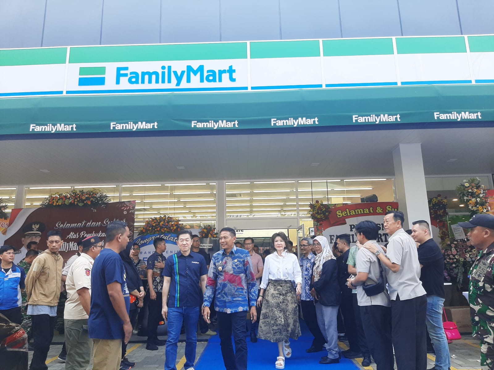 CONVENIENCE STORE: PJ Wali Kota Malang Wahyu Hidayat berjalan bersama CEO FamilyMart Indonesia Wirry Tjandra setelah peresmian empat gerai FamilyMart kemarin (28/6).