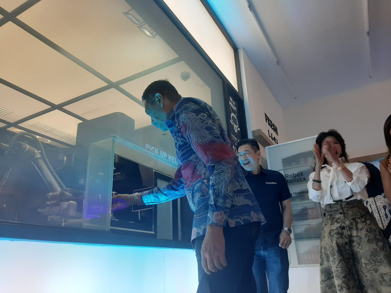 Pj Wali Kota Malang Wahyu Hidayat mencoba fasilitas robot barista di Family Mart Jalan Soekarno Hatta