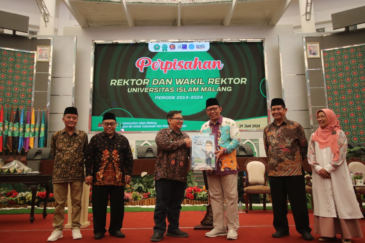 Direktur Radar Malang Tauhid Wijaya menyerahkan cinderamata untuk Prof Maskuri
