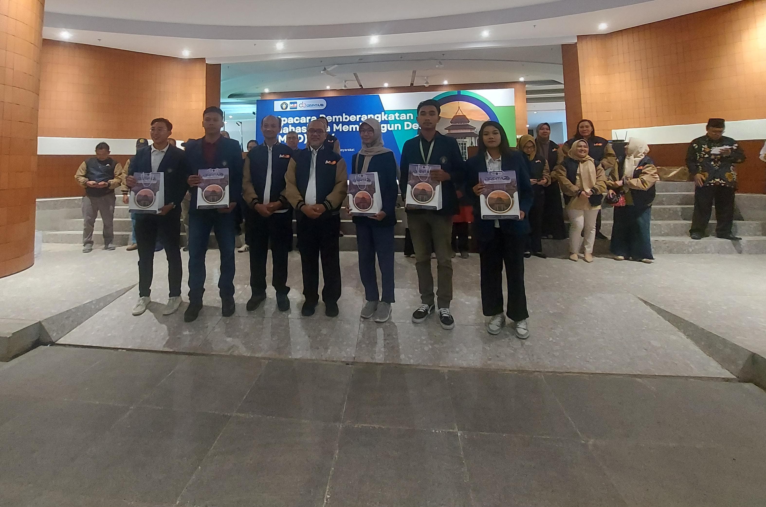 PENGABDIAN: Wakil Rektor (Warek) 5 Bidang Riset dan Inovasi Prof Dr Unti Ludigdo SE MSi Ak (tengah) dalam upacara pelepasan 970 mahasiswa program MMD di auditorium UB tadi pagi (1/7)
