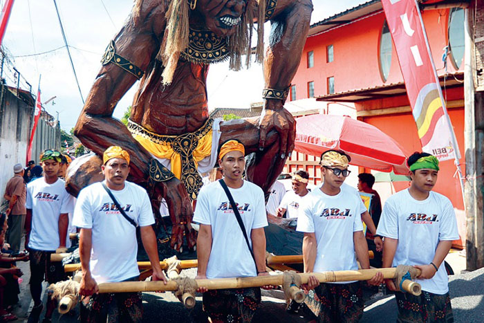 SEMPAT VAKUM: Salah satu peserta karnaval di Desa Beji, Kecamatan Junrejo, Kota Batu menampilkan ogoh-ogoh, kemarin siang.