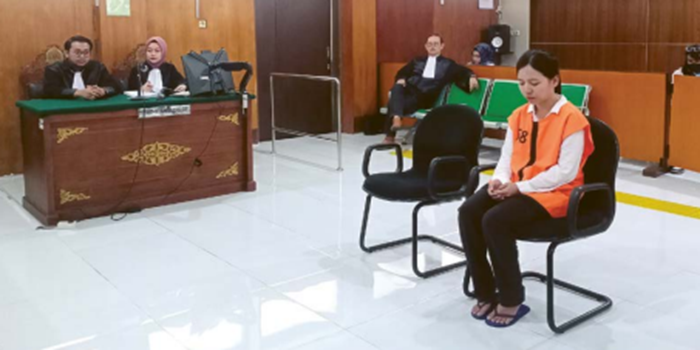 AKUI PERBUATAN: Indah Permatasari menjalani sidang pemeriksaan terdakwa atas kasus penganiayaan terhadap bocah berusia empat tahun di Pengadilan Negeri Malang kemarin (1/7).