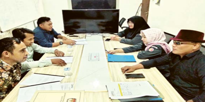 MENJELANG PUTUSAN: Kuasa Hukum KPU Kota Malang Wilhem Ranbalak (kiri) bersama tim dan Kuasa Hukum Sam HC-Rizky Boncell Susianto menyerahkan berkas kesimpulan ke Bawaslu Kota Malang, kemarin (1/7).