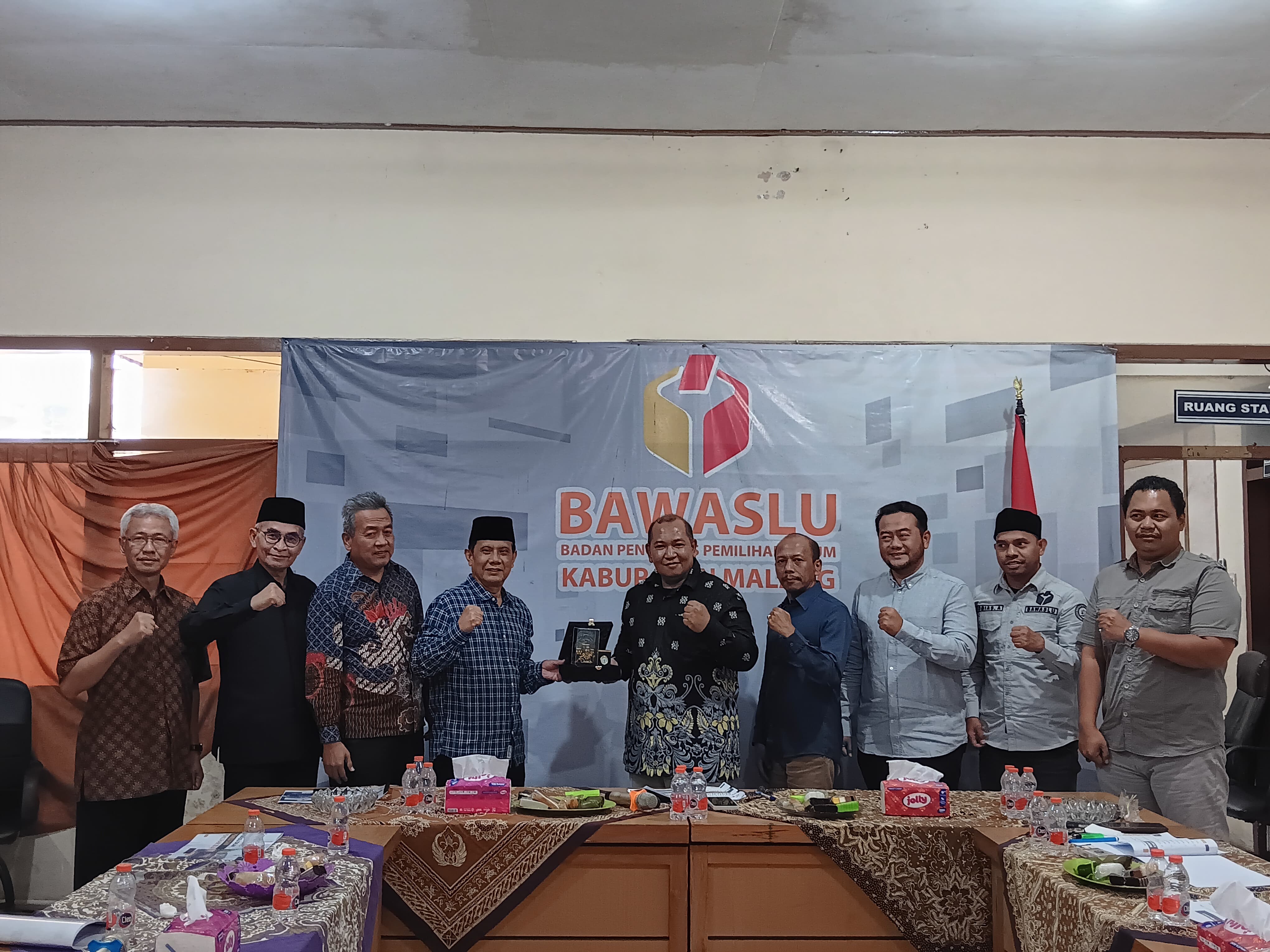 PERSIAPAN PILKADA: Anggota DPRD Jatim dari PDIP, Gunawan Wibisono HS (tiga dari kiri) bersama rombongan ke kantor Bawaslu Kabupaten Malang kemarin (2/7).