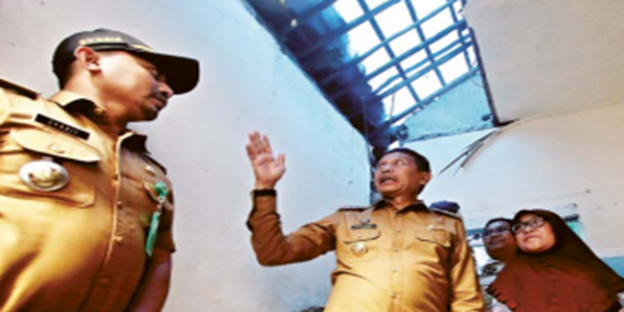 BEDAH RUMAH: Pj Wali Kota Malang Wahyu Hidayat meninjau kondisi rumah yang menerima bantuan dana renovasi di RW 04 Bantaran Barat, Kelurahan Tulusrejo, kemarin (2/7)