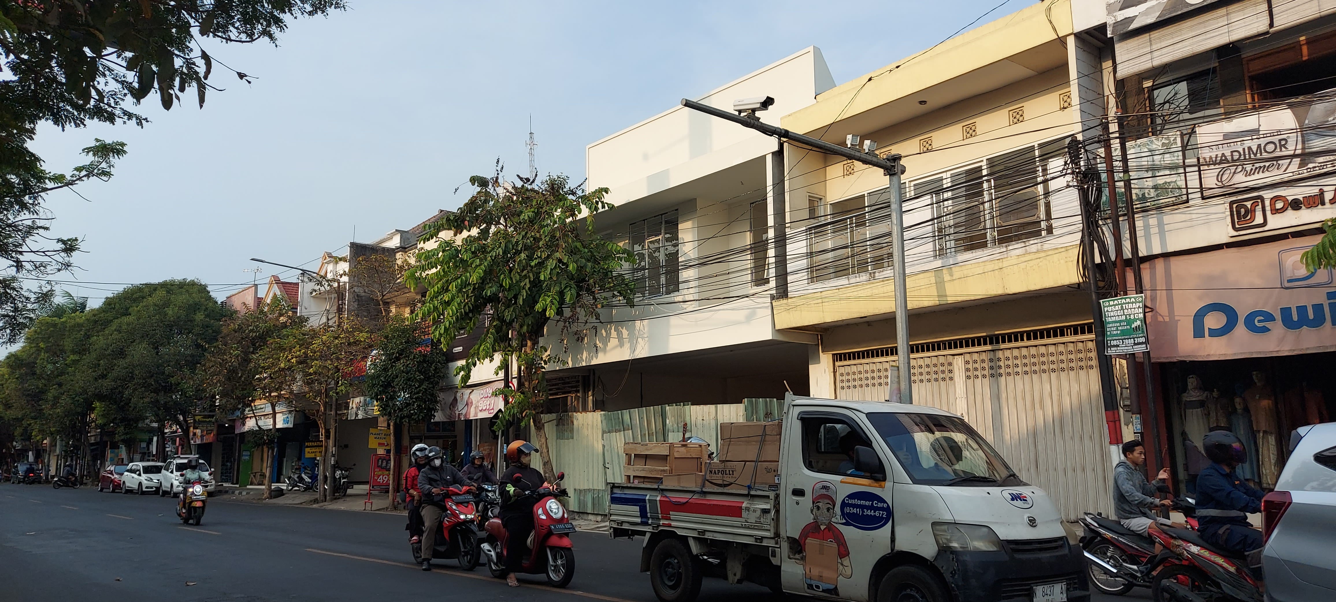 TERTIB BERLALU LINTAS: Kendaraan melintas di Jalan A Yani, Kepanjen, kemarin. Di kawasan tersebut sudah terpasang kamera ETLE.