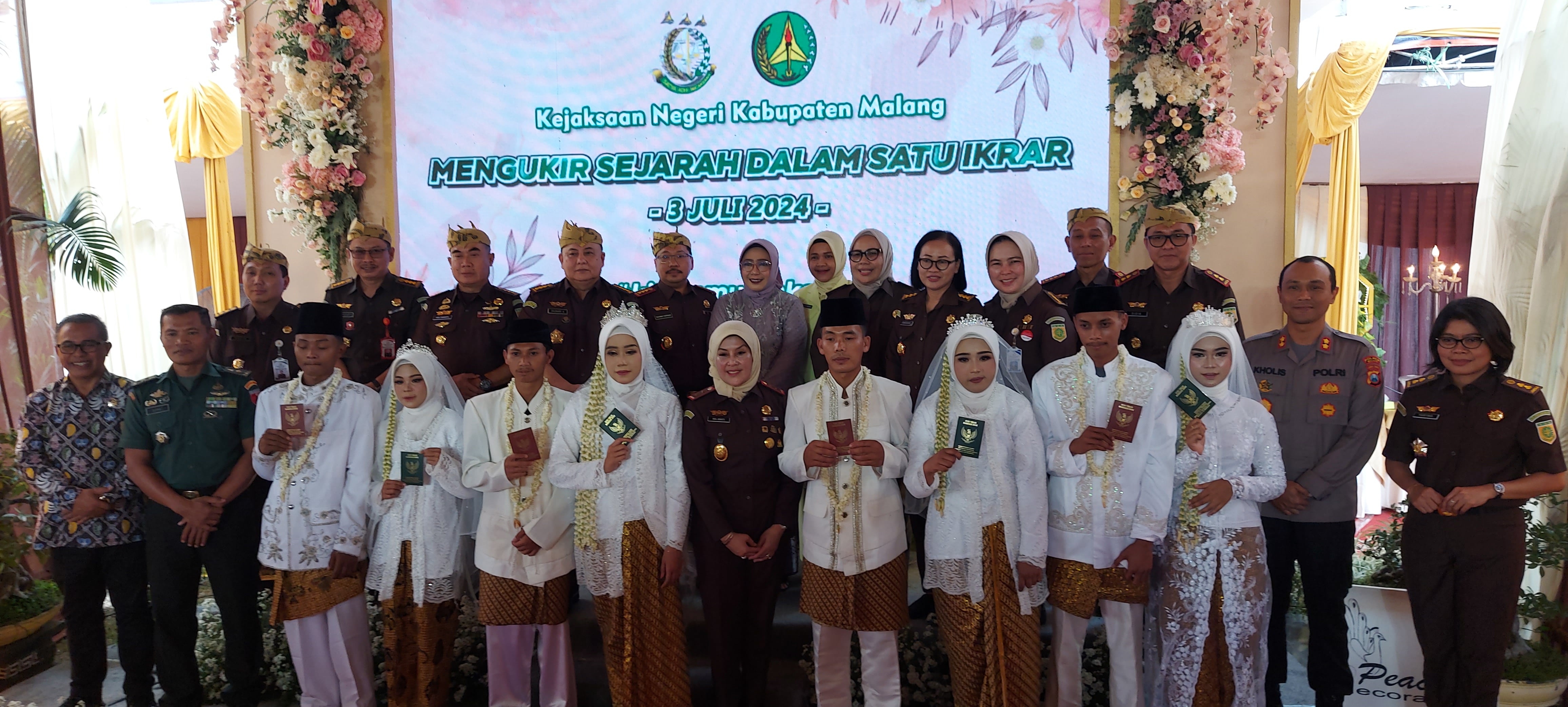 BARU PERTAMA KALI: Kepala Kejaksaan Tinggi Jatim Dr Mia Amiati SH MH (tengah) bersama pasangan suami istri setelah nikah acara massal selesai kemarin (3/7).