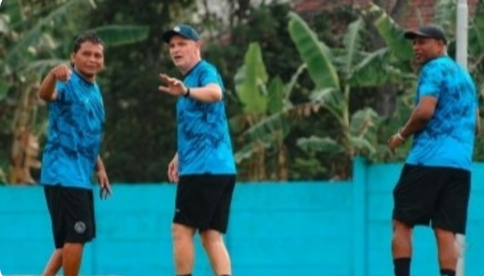 GAYA MALANGAN: Pelatih Kepala Arema FC Joel Cornelli (tengah) berdiskusi dengan Kuncoro dalam sesi latihan di ARG Soccer Field Lawang, Senin lalu (1/7).