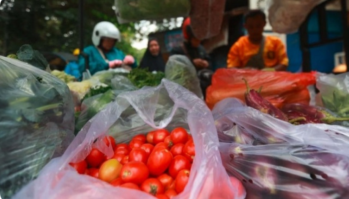 BANYAK PASOKAN: Harga tomat di tingkat eceran yang jatuh hingga Rp 6.000 per kilogram menjadi salah satu penyumbang deflasi di Kota Malang.