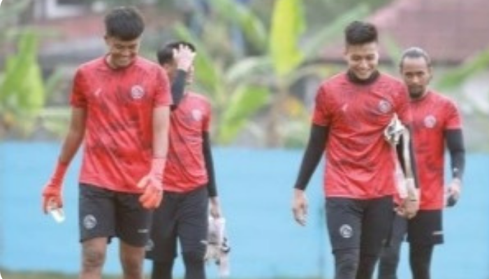 COMEBACK: Utam Rusdiana (kiri) berbincang dengan kiper anyar Arema FC Andrian Casvari di ARG Soccer Field Senin lalu (1/7).