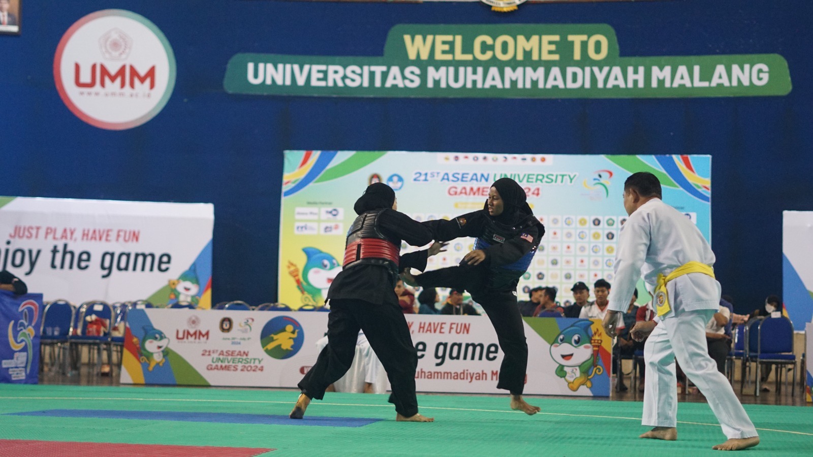SPORTIF: Para atlet pencak silat dari negara-negara ASEAN bersaing untuk memperebutkan juara AUG di UMM.