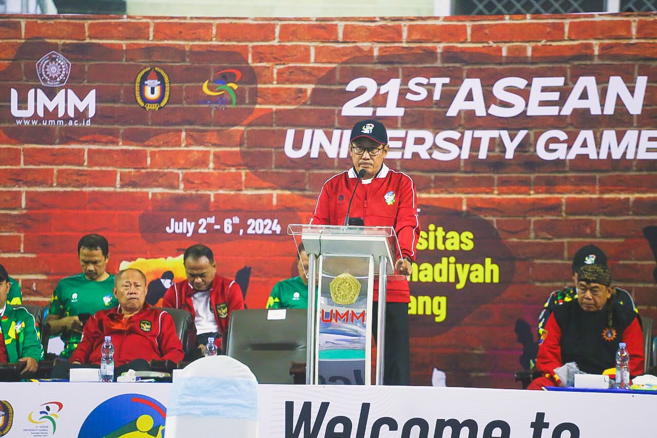 AJANG INTERNASIONAL: Rektor UMM Prof Dr Nazaruddin Malik MSi membuka kompetisi cabang olahraga pencak silat AUG di Kampus Putih.