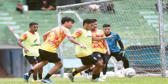 BEBAS DARI SANKSI: Pemain anyar Arema FC Salim Tuherea (kanan) berusaha lepas dari penjagaan Muhammad Anwar Rifai (kiri) dan Bayu Setiawan.