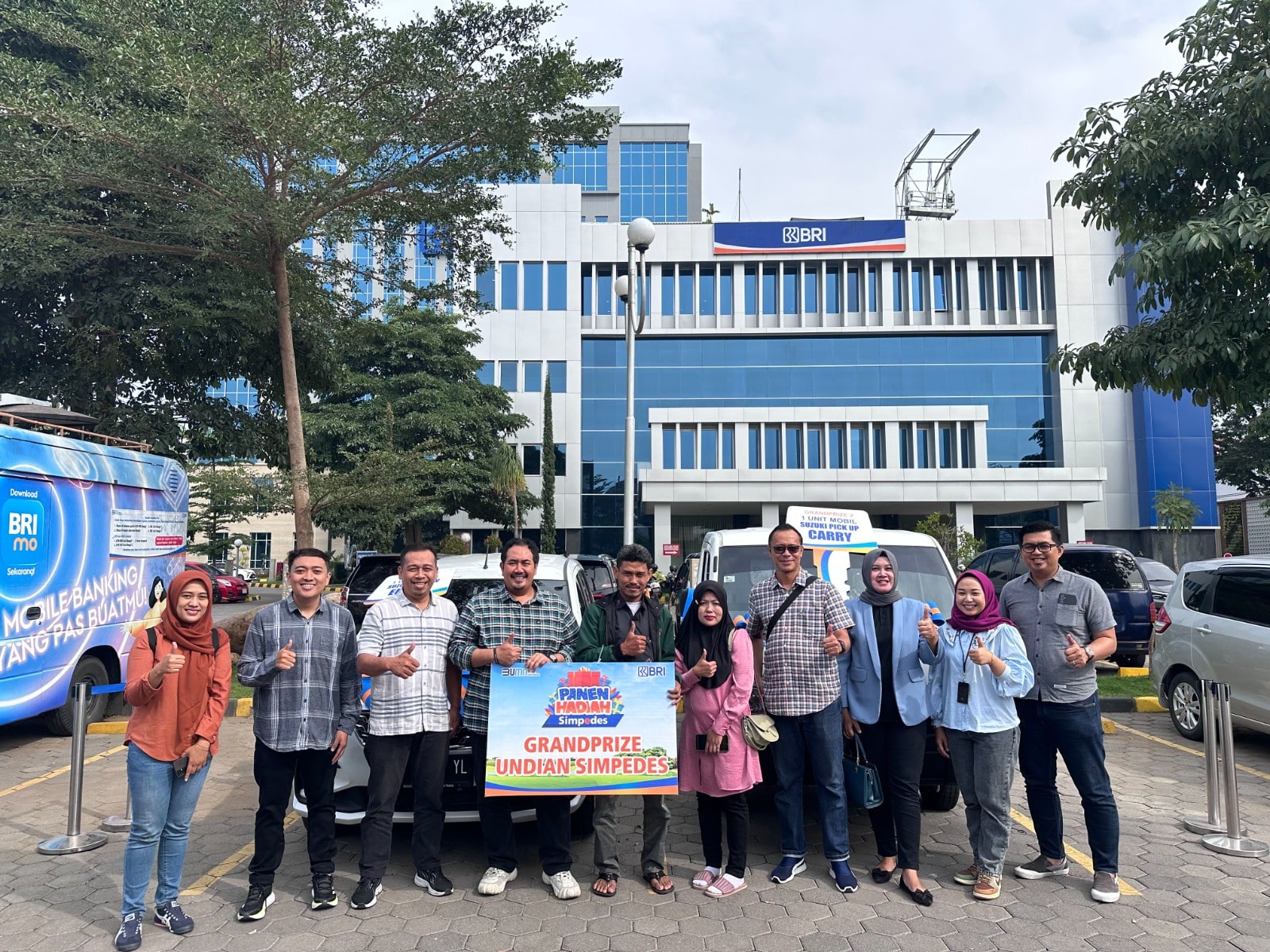 APRESIASI NASABAH: Pimpinan Cabang Bank BRI Martadinata Farid Yuda Wirawan (empat dari kiri) bersama nasabah setelah undian PHS hari ini (3/7).