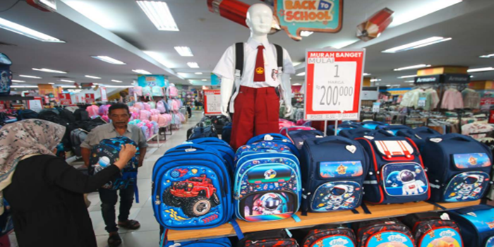 SAMBUT TAHUN AJARAN BARU: Stan penjual perlengkapan sekolah di Mal Ramayana banyak didatangi warga. Angka penjualan diestimasi meningkat 20 persen.