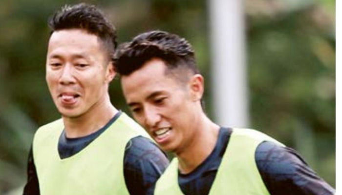 REKRUTAN ANYAR: Shulton Fajar (kanan) menjalani sesi latihan bersama Arema FC di ARG Soccer Field Lawang kemarin.