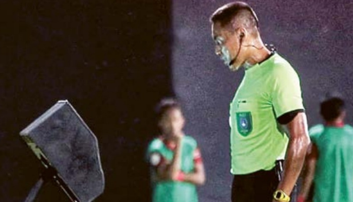 TEKNOLOGI BARU: Wasit Heru Cahyono melihat layar VAR  meninjau ulang pelanggaran yang terjadi di laga Bali United VS  Persib Bandung bulan Mei lalu.