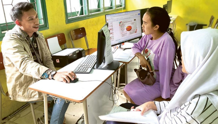 TERIMA KONSULTASI: Tim operator SMKN 2 Malang menjelaskan alur PPDB jalur prestasi nilai akademik kemarin siang. Calon siswa diminta untuk bijak memilih jurusan.