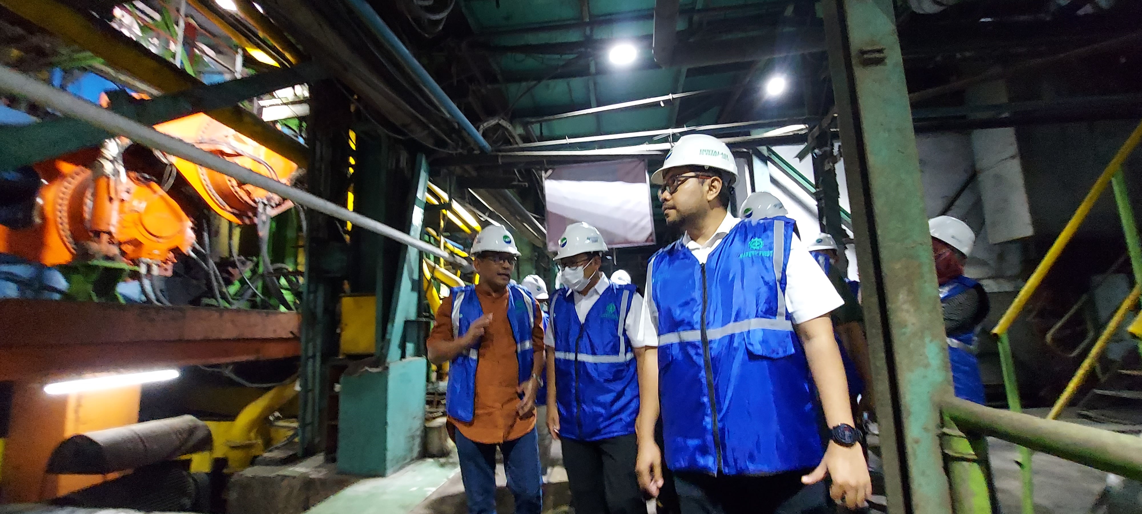 PRODUKSI BESAR: Rombongan dari Bapannas meninjau produksi gula di PG Krebet Baru, Desa Krebet, Kecamatan Bululawang, Kabupaten Malang, kemarin (4/7).