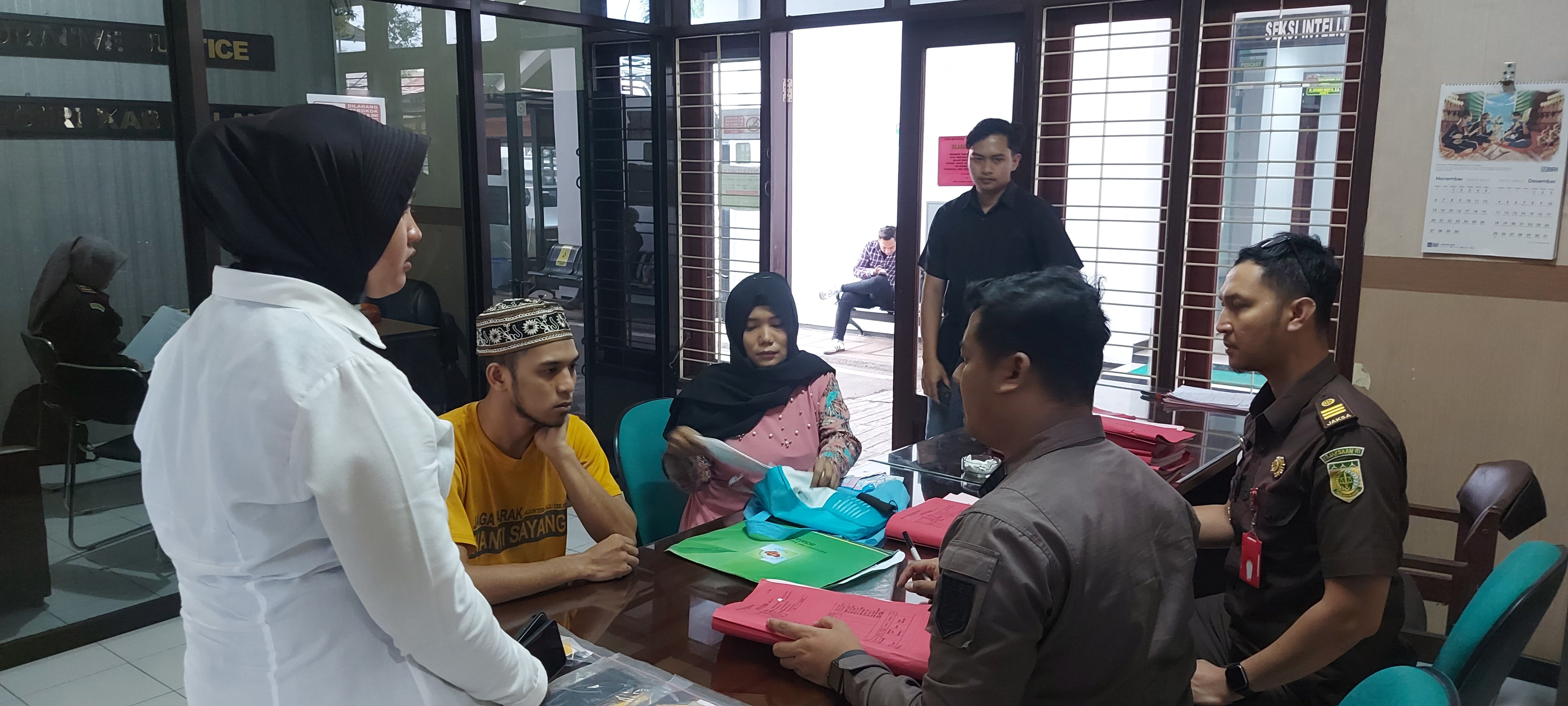 PROSTITUSI ONLINE: Rohmat Setiono (dua dari kiri) duduk di depan jaksa kemarin (4/7). Berkasnya sudah dilimpahkan ke kejaksaan.