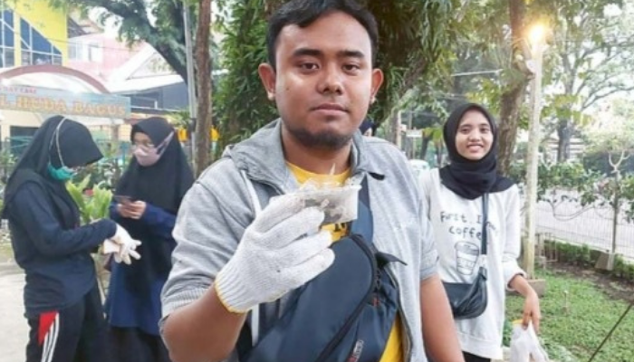 PEDULI: Muhammad Isyroqi Basil rehat sejenak bersama teman-temannya setelah membersihkan sampah di Taman Trunojoyo, Kecamatan Klojen.