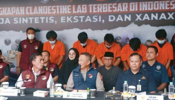 RILIS PERKARA: 5 tersangka beserta barang bukti 1,2 ton ganja sintesis, 25 ribu butir pil xanax, 25 ribu butir pil ekstasi, dan 40 kilogram senyawa MDMB-4en-PINACA dipamerkan ke hadapan awak media.