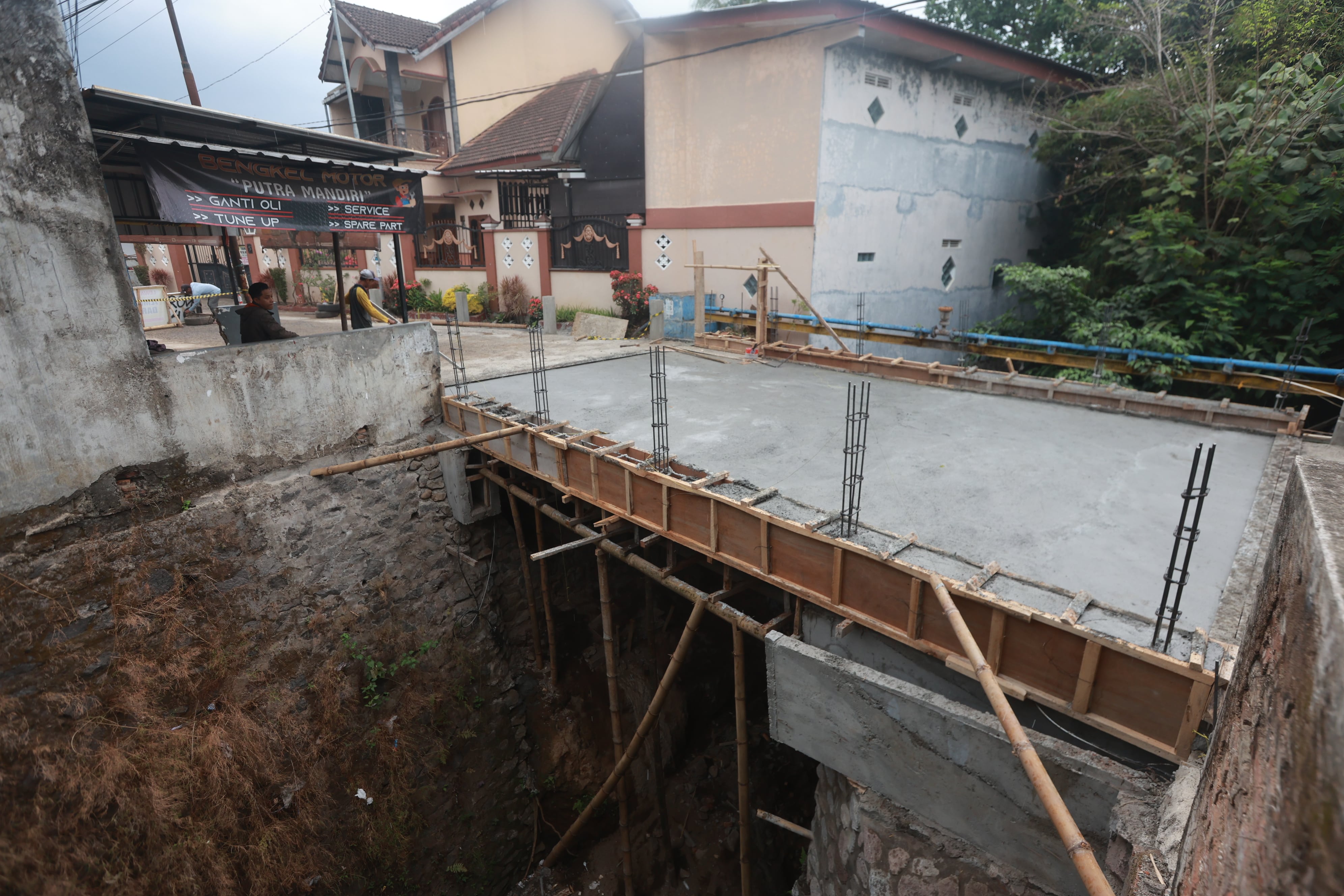 DIKEBUT: Progres pengerjaan Jembatan Tirtotaruno di Desa Landungsari, Kecamatan Dau sudah mencapai 87,5 persen.
