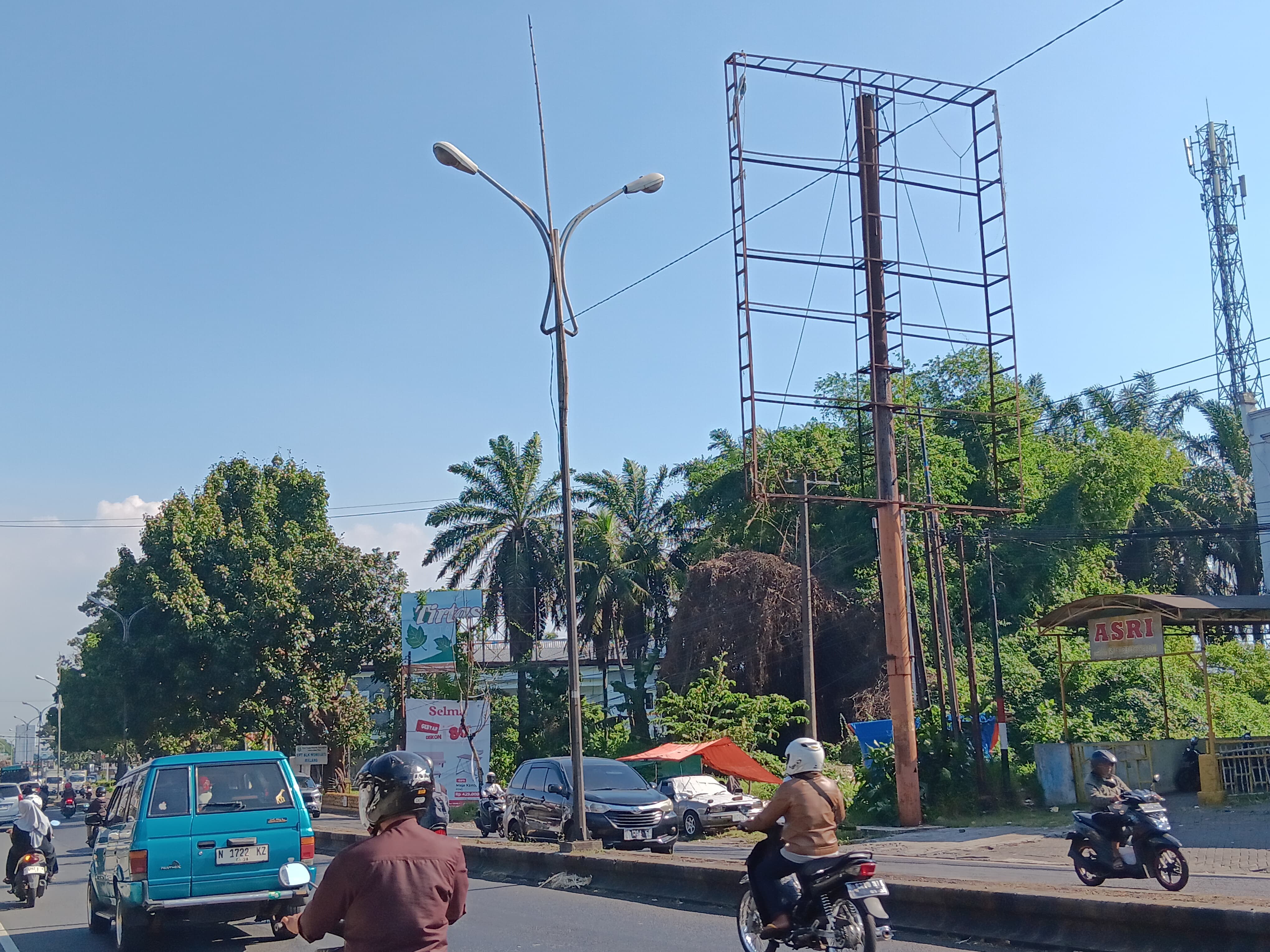 TAK TERAWAT: Papan reklame di Jalan Raya Karanglo tinggal kerangka.