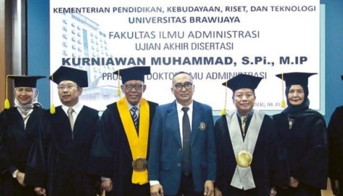 TELITI MEDIA MASSA: Kurniawan Muhammad (tengah) bersama para penguji setelah dinyatakan lulus ujian akhir disertasi promosi doktor di Fakultas Ilmu Administrasi Universitas Brawijaya kemarin (4/7).