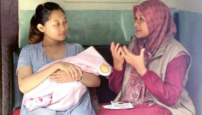 GIATKAN EDUKASI: Dokter Meralda Nindayasti Eka Budi Astutie (kanan) memberikan edukasi pentingnya ASI kepada salah satu warga di Kajoetangan Heritage, beberapa waktu lalu.