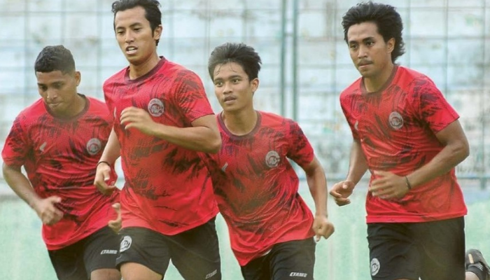 BERHATI-HATI: Para penggawa Arema FC melahap menu latihan fisik di Stadion Gajayana Kota Malang kemarin.