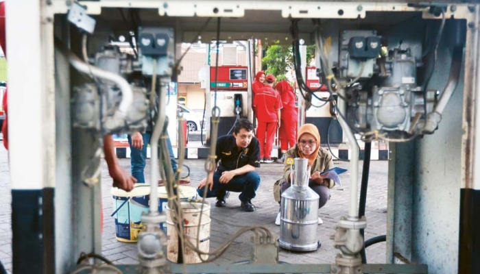 SETAHUN SEKALI: Petugas dari UPT Metrologi Legal Kota Malang melakukan tera ulang pompa BBM di SPBU Sukun kemarin.