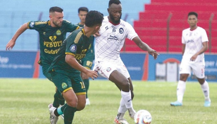 SIAPKAN ANTISIPASI: Charles Lokolingoy (kanan) berusaha melewati pemain Persikabo 1973 dalam Liga 1 di Stadion Sultan Agung Bantul pada bulan Maret lalu.
