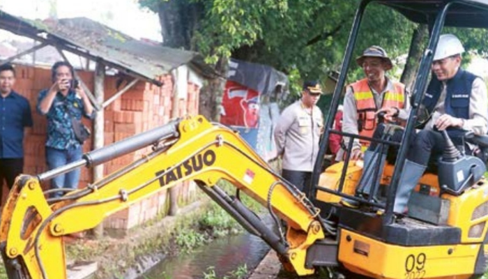 TANGKAL GENANGAN: Pengerukan sedimentasi dilakukan di Jalan Arjowinangun, Kecamatan Kedungkandang, kemarin. Dua titik lainnya juga dikeruk.
