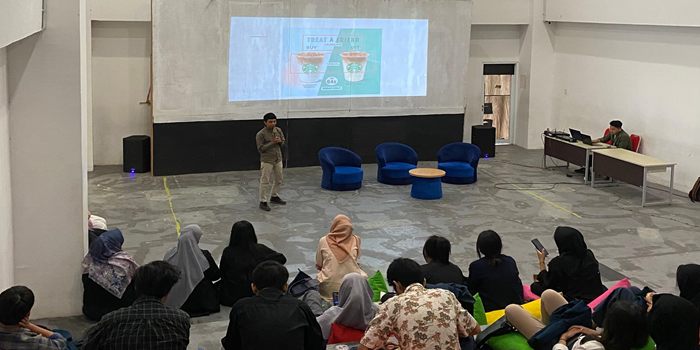 Tim Pengabdian Kepada Masyarakat (PKM) Departemen Manajemen Fakultas Ekonomi dan Bisnis Universitas Brawijaya dalam pelatihan copywriting bagi pelaku bisnis Gen-Z di MCC