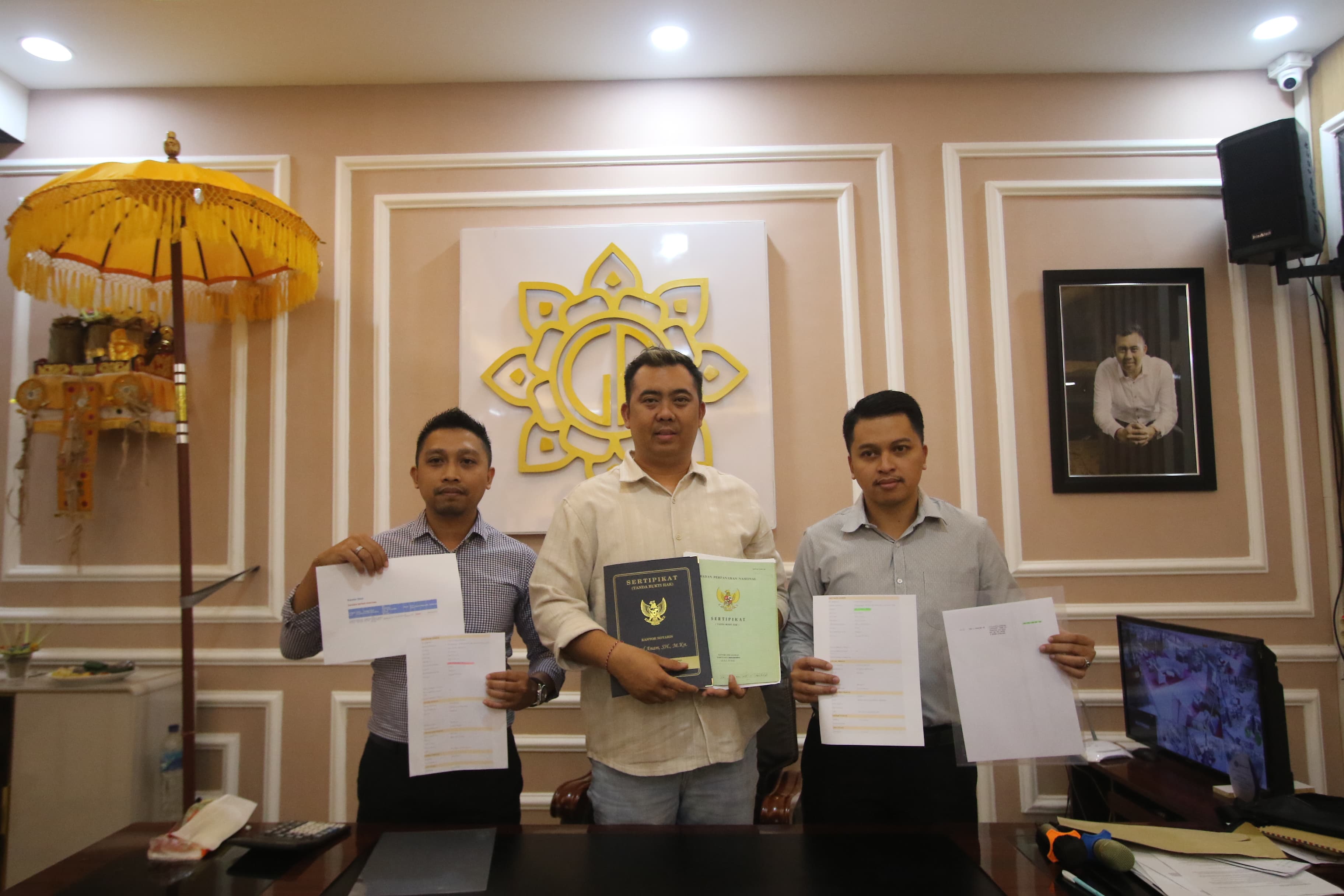 FURNITURE: Owner PT Karya Giri Palma Made Raji Mahendra (tengah) menunjukkan surat bukti pelunasan utang di Bank Jatim Cabang Kepanjen kemarin.