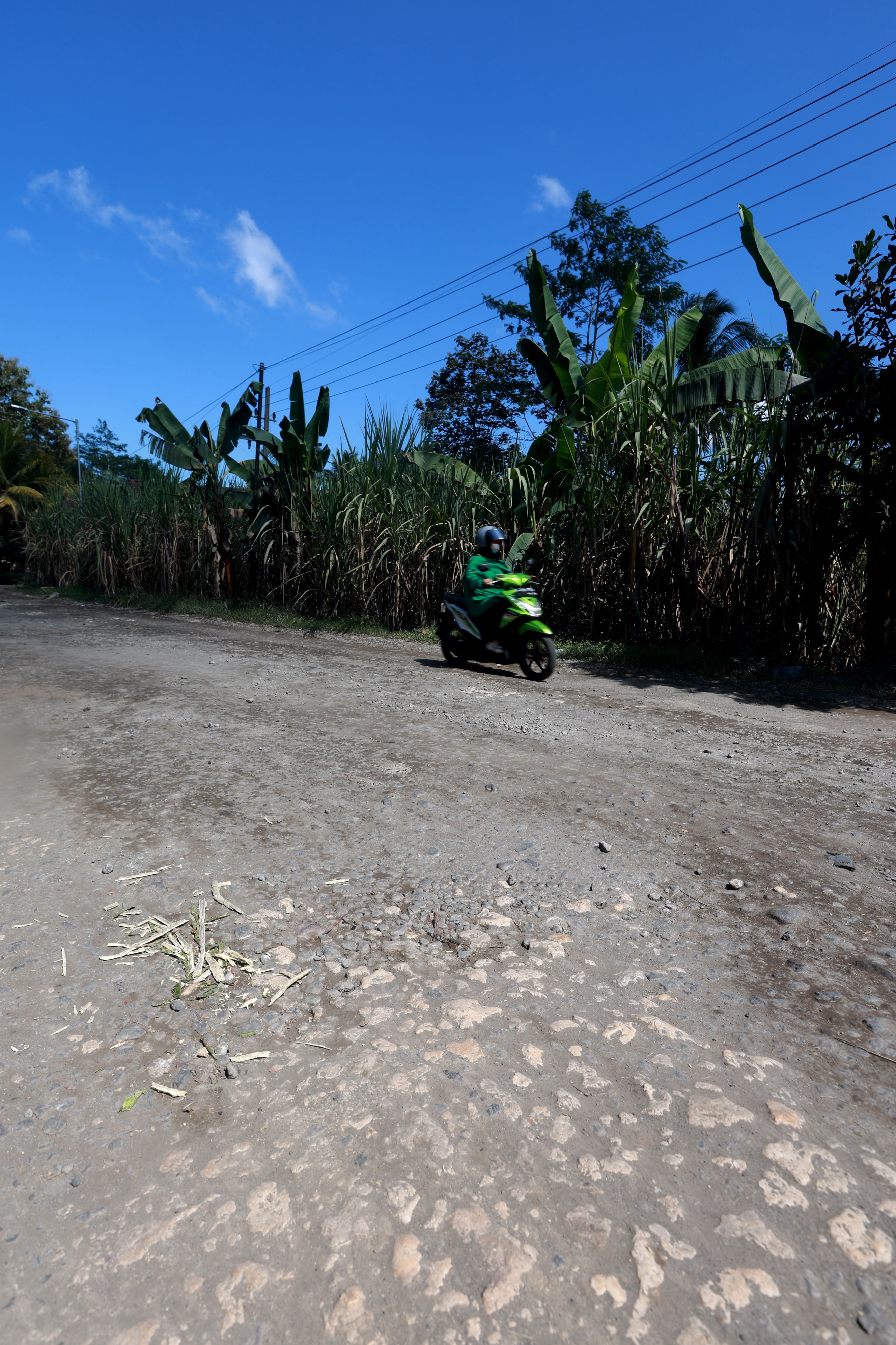 INFRASTRUKTUR: Pengendara motor melewati jalur Gondanglegi-Bantur yang rusak. Akses menuju wisata pantai di Malang selatan membutuhkan perbaikan