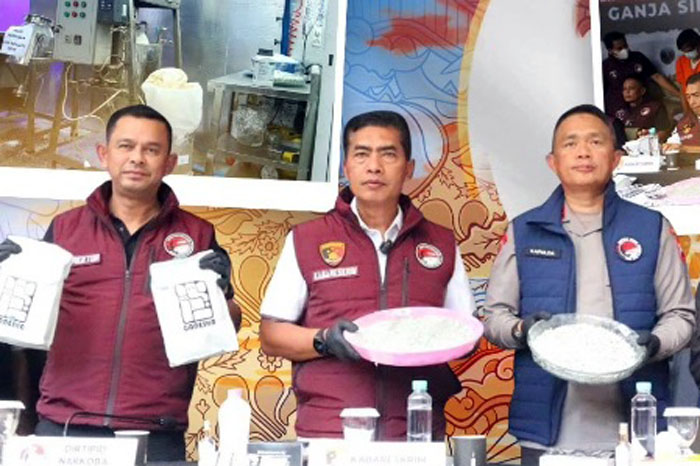 Mabes Polri merilis hasil penggerebekan pabrik narkoba yang ternyata di tengah permukiman warga Jalan Bukit Barisan Klojen Kota Malang