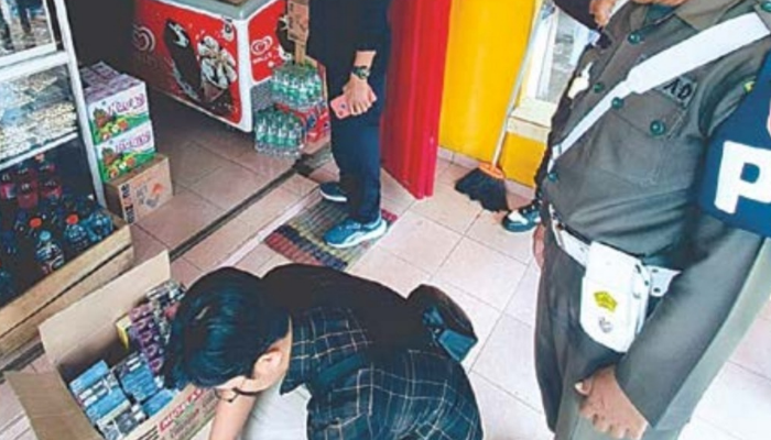 RAZIA: Petugas melakukan pemeriksaan salah satu toko di  kawasan Desa Curungrejo, Kecamatan Kepanjen, Kabupaten  Malang beberapa waktu lalu.