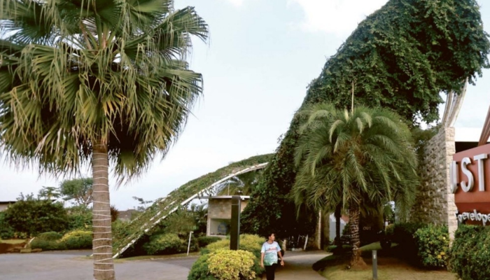 Tampak depan perumahan berkonsep green building di kawasan Dau, Kabupaten Malang, kemarin siang. CIMB Niaga mendorong pertumbuhan pertumbuhan KPR Hijau yang ramah lingkungan.