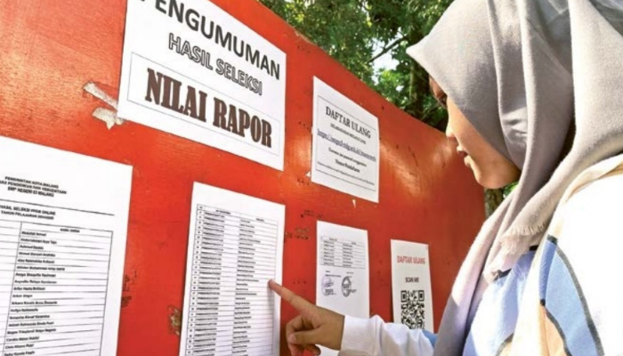 TELITI: Calon siswa baru mengecek namanya apakah lolos atau tidak dalam PPDB jalur prestasi nilai rapor di SMPN 3 Malang kemarin.