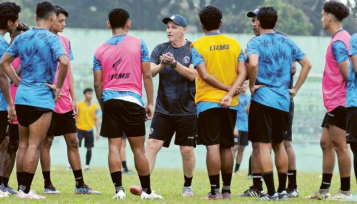 PERBANYAK OPSI: Joel Cornelli (tengah) memberikan instruksi kepada para pemain Arema FC dalam sesi latihan di Stadion Gajayana Kamis lalu (4/7).