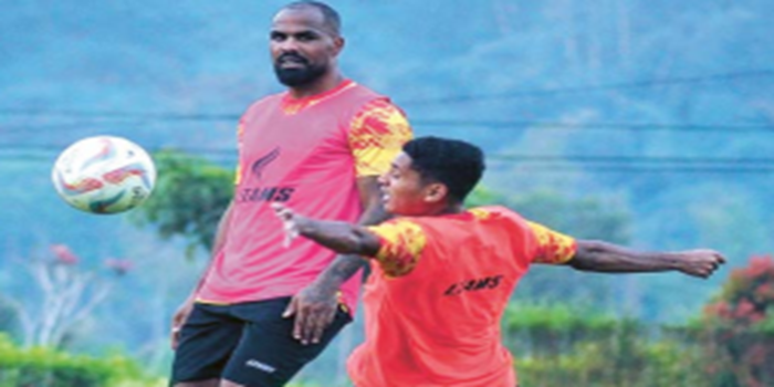 TAMBAH KEKUATAN: Thales Lira berusaha melewati Salim Akbar Tuharea dalam sesi latihan tim di ARG Soccer Field Lawang Jumat lalu (5/7).