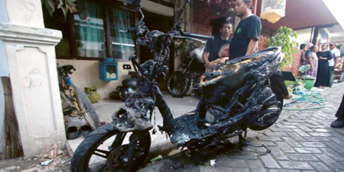 TERBAKAR: Salah satu motor milik keluarga Rakhmat Wagiono hangus terbakar akibat ledakan tabung LPG di Jalan Mergan Lori II C, Kelurahan Tanjungrejo, Kecamatan Sukun, kemarin sore (5/7).