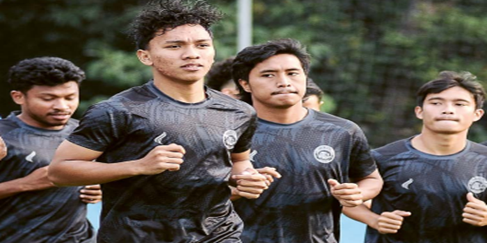 PATUHI REGULASI: Arkhan Fikri (dua dari kiri) menjalani sesi latihan bersama Arema FC di lapangan ARG Soccer Field Lawang pada Jumat lalu (5/7).