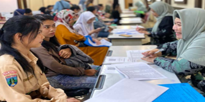 JALUR TERAKHIR: Calon siswa bersama wali murid melakukan proses daftar ulang di SMK Negeri 3 Malang, kemarin (5/7). Sampai kemarin, sudah ada 126 pelajar yang daftar ulang.
