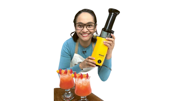 BERPENGALAMAN: Dea Prasetyawati menunjukkan  salah satu alat dan racikan cocktails-nya.