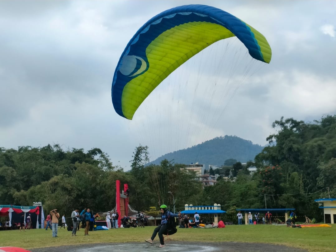 AKURAT: Salah satu atlet paralayang mampu landing dengan tepat dan akurat.