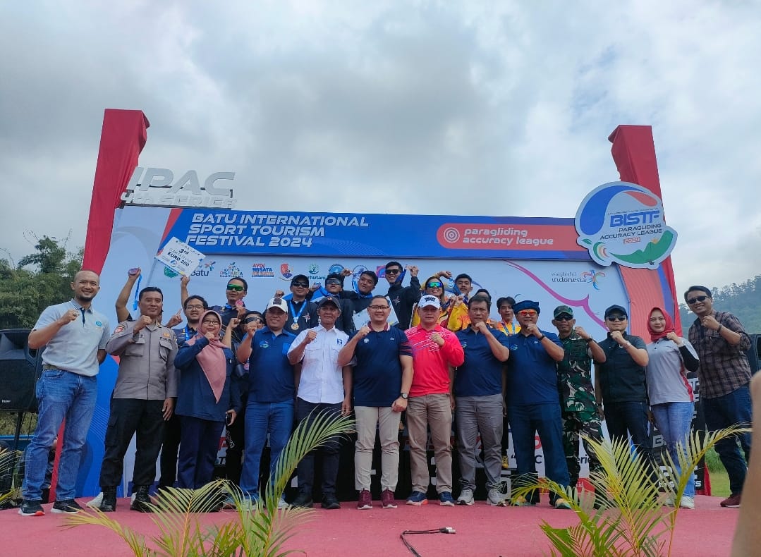 BERI APRESIASI: Pj Wali Kota Batu Aries Agung Paewai bersama panitia penyelenggara dalam acara penutupan, Minggu (7/6)